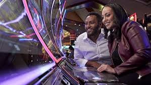 Antarmuka aplikasi mobile qq882 menampilkan slot Aviator, Sweet Bonanza, dan opsi navigasi